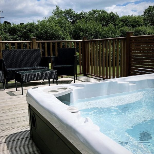 Luxury Lodge Getaway for up to 6 with Hot tub